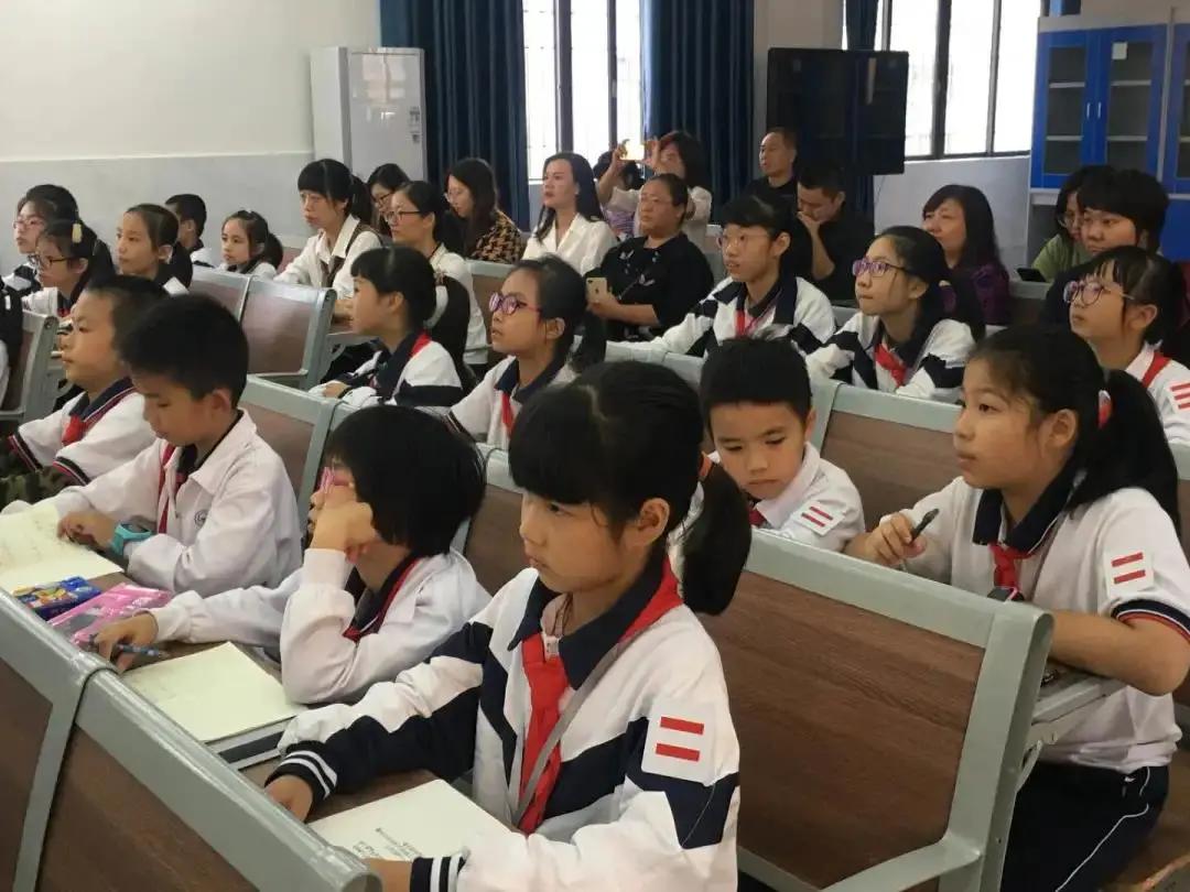 警花带你学交规哪4个时间要记住,警花带你学交规上学请走斑马线