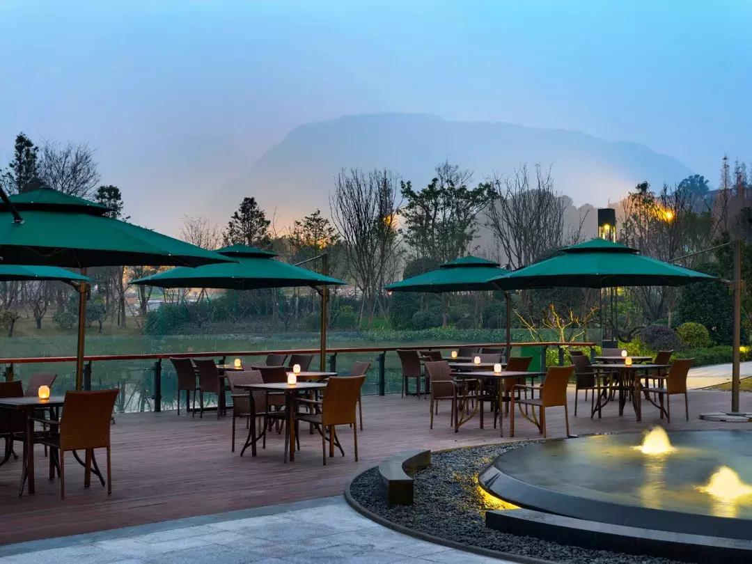 躺酒店床上看风景,躺在星级酒店房间床上看电视