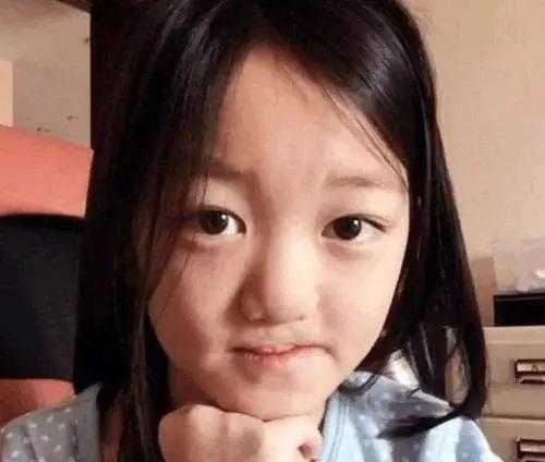 十四岁李嫣与朋友相聚穿水手服,15岁李嫣紧跟潮流