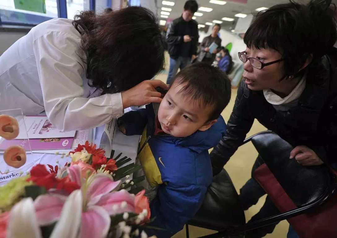两岁多的宝宝耳朵进虫有什么症状,2岁宝宝耳朵进小麦了怎么办