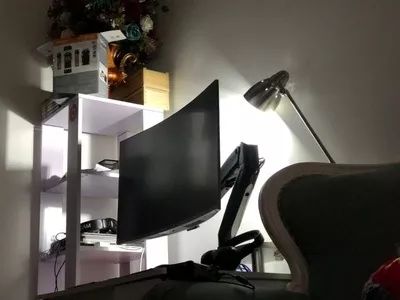 小桌面布置电脑笔记本,台式电脑显示屏小桌子