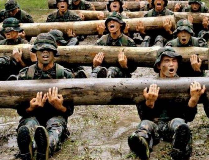 压缩饼干军粮为什么吃一块就够了,士兵吃压缩饼干