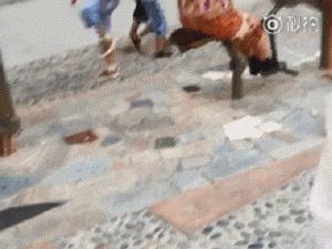 街头健身有些人不懂健身就瞎练,农村大爷习武健身一身肌肉