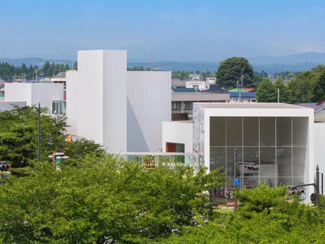 白天打卡33组奇妙的巨大装置，夜晚欣赏蓝色的光之海洋