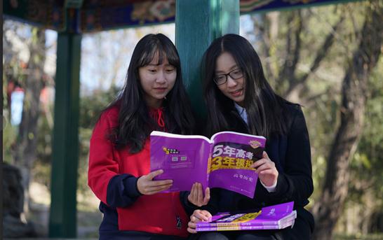 为让边远地区学生买到热门高考教材，有人在天猫开了一条快递专线