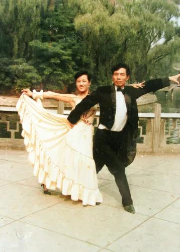 学跳交谊舞女步,怎样跳好交谊舞基本功