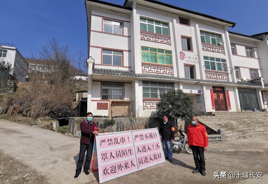 60岁社区守门人全家冲在防疫一线,疫情防控小区守门人