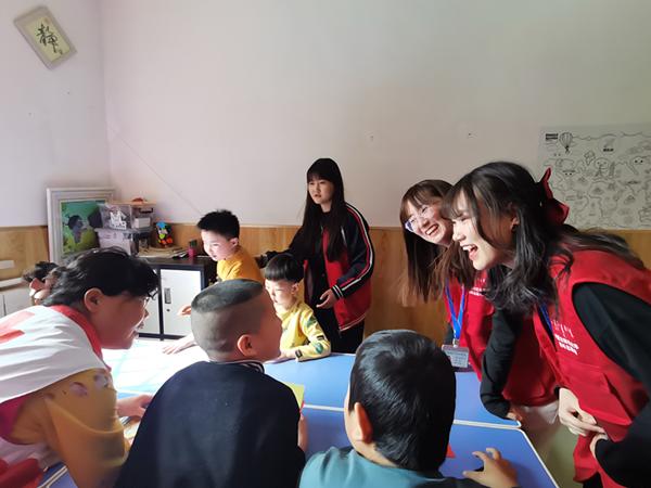 慈善走进爱加倍紫丁香助力星星们的家