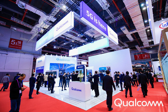 走进进博会|5G：1秒就能*载下**一部高清电影，卡一下都很难