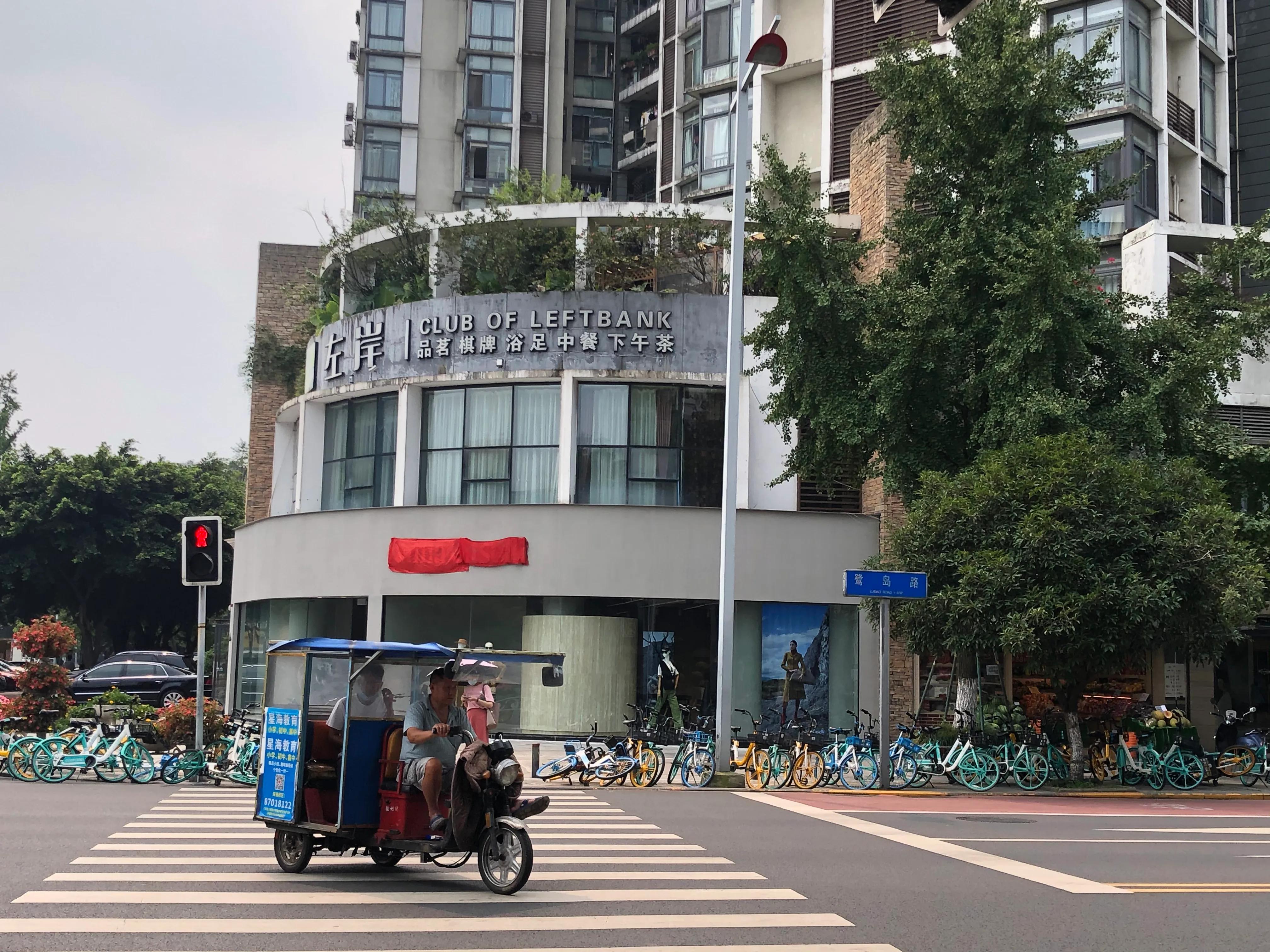 成都武侯区鹭岛路36号,成都鹭岛国际步行街豪车