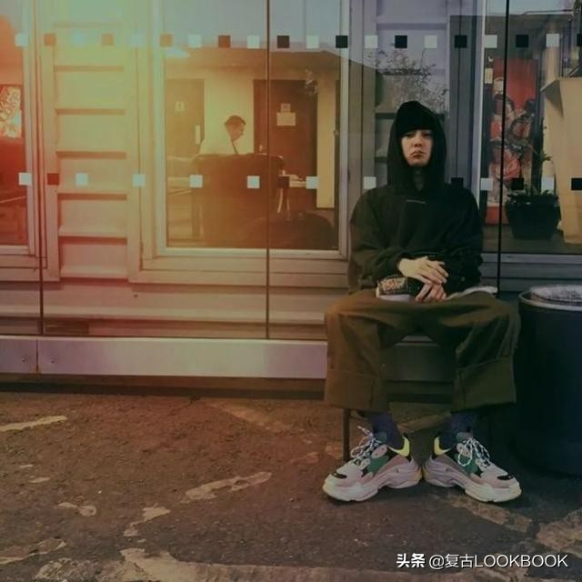 gd权志龙最新时尚排名,gd权志龙蓝色西装白匡威