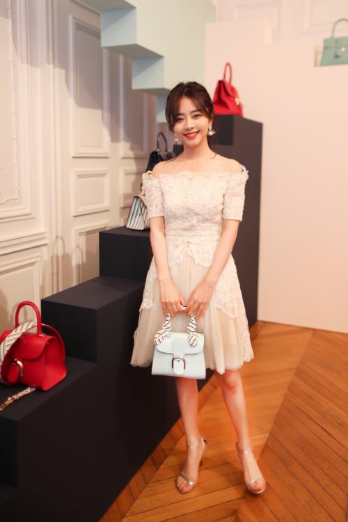 她出道14年,演《最好的我们》彻底走红,29岁曝美照少女可爱