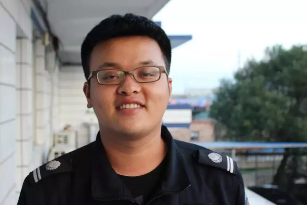 他们与持枪歹徒奋勇搏斗,用血肉之躯挡住了射向群众的*弹霰**