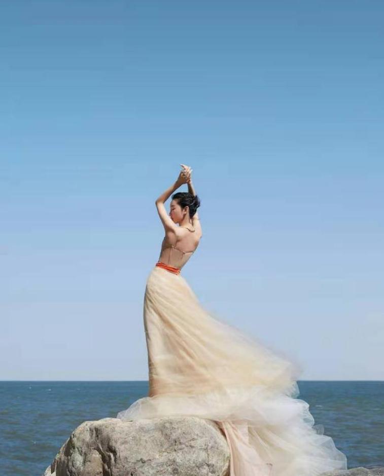 周冬雨身穿清新的薄荷色挂脖礼服,周冬雨巴黎时装周露腰撞色造型