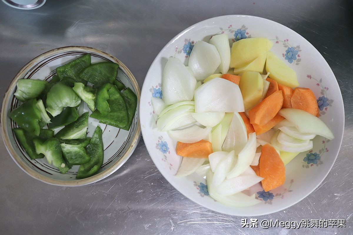 我用半只鸡做了黄焖鸡,3人晚餐硬菜就它了,吃到盆光碗净真满足