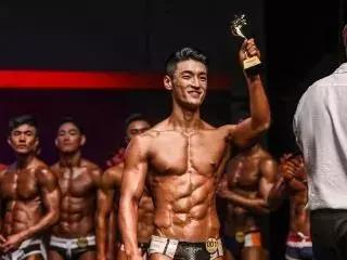 腹肌歪了练哪边,腹肌歪的还不整齐