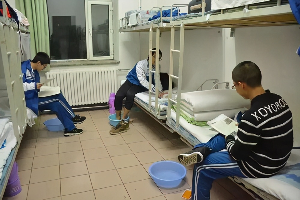 白岩松建议一定不能让孩子住校,白岩松谈住校走读