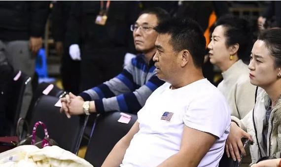 CBA篮协主席对外援竖中指？与江苏主教练打成一团，网友：活久见