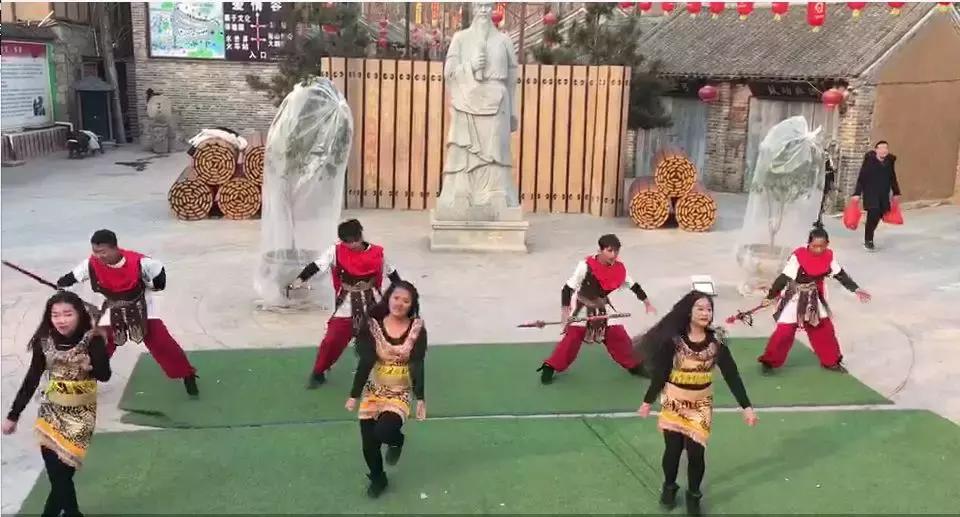 墨子古街观光小火车,中原雪乡晚上