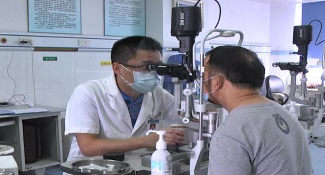 汽水瓶盖砸到眼睛,可乐瓶盖飞出去