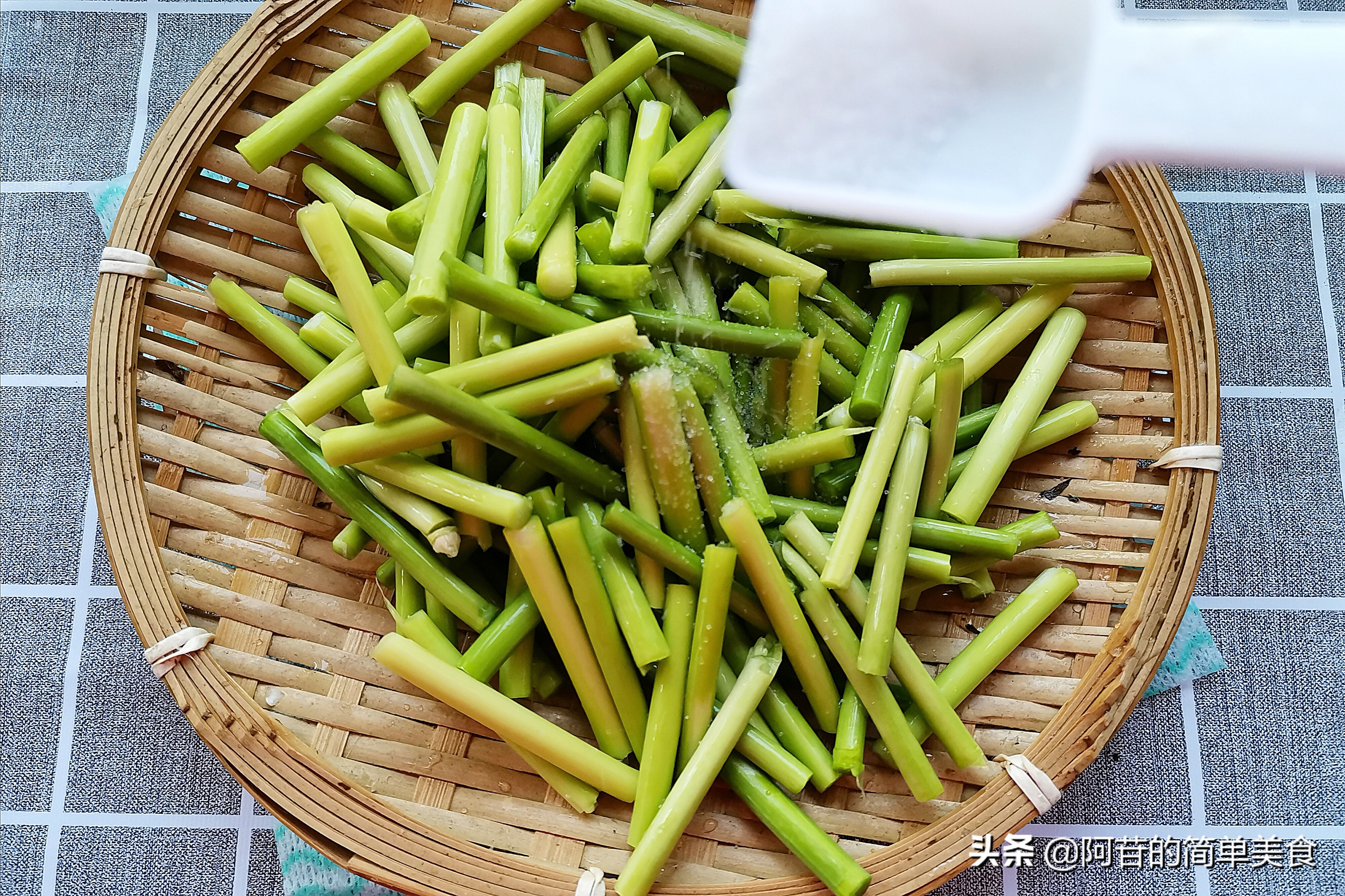 虾仁炒得嫩滑原来还有这一招,蒜苔玉米和虾仁可以炒在一起吗