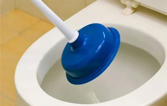 抽水马桶堵塞最快的疏通方法,生活小妙招厕所马桶堵塞疏通方法