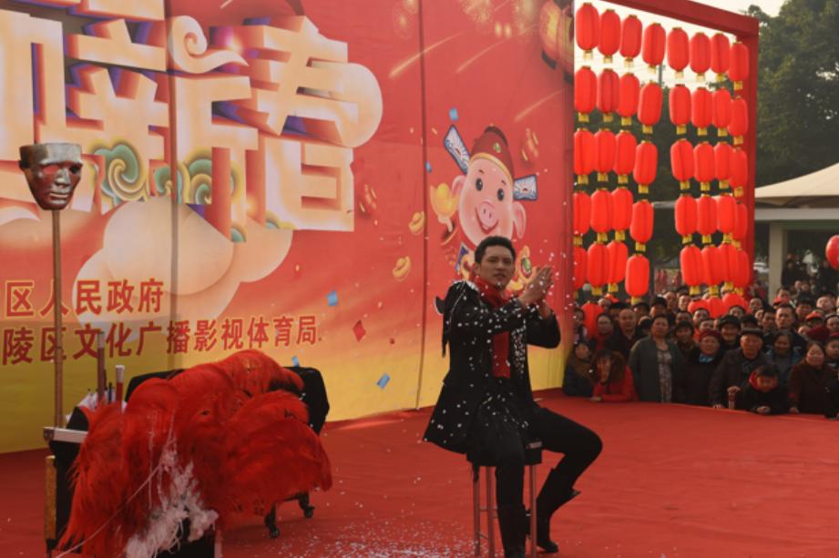 广元市老城小西街嘉陵广场,看看广场有多热闹