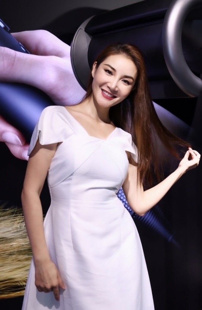 央视报道整容手术,女明星割双眼皮前后