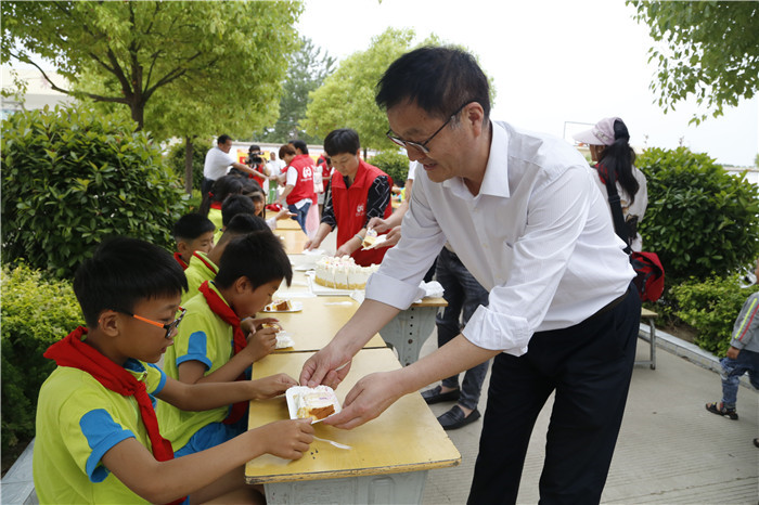 六一儿童节献爱心慰问活动,关爱困境儿童六一慰问暖童心