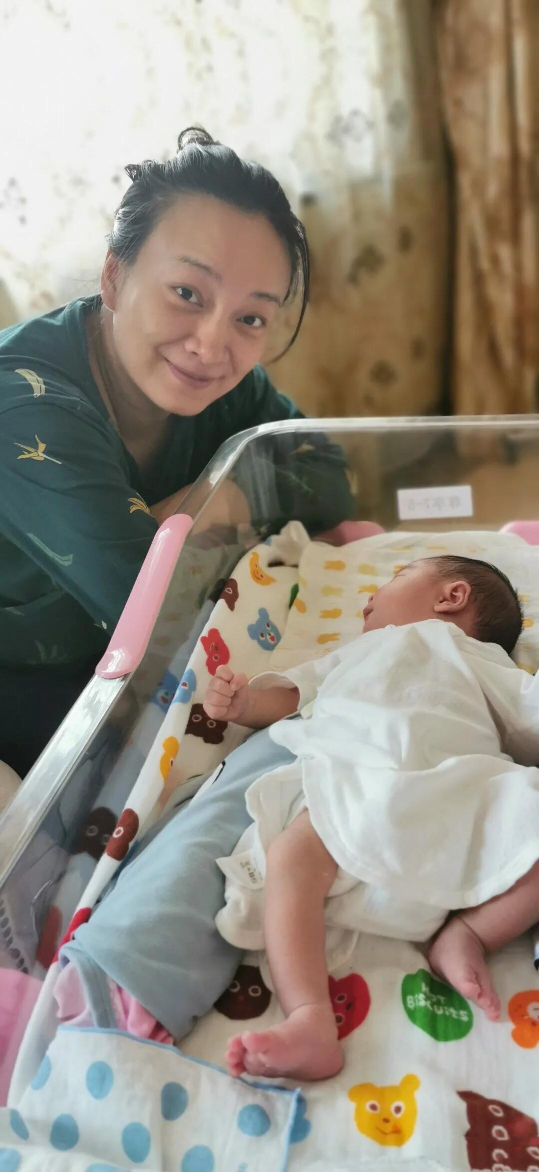 36岁世界冠军喜得贵子，50岁富豪老公现身，奢侈品皮带抢眼