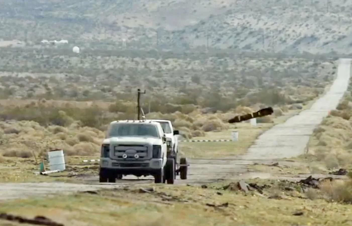 精准炸弹炸毁战机视频,精确制导炸弹精确击中目标全过程