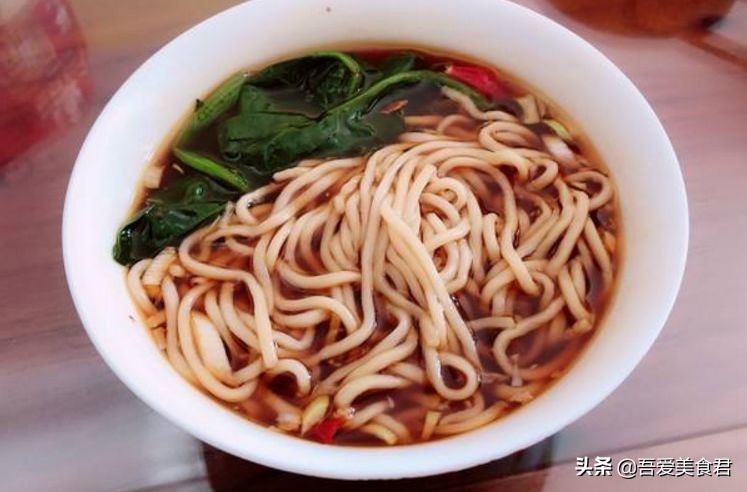 怎么调一碗麻辣又好吃的吃面的料,喜欢吃面条每次都容易吃多