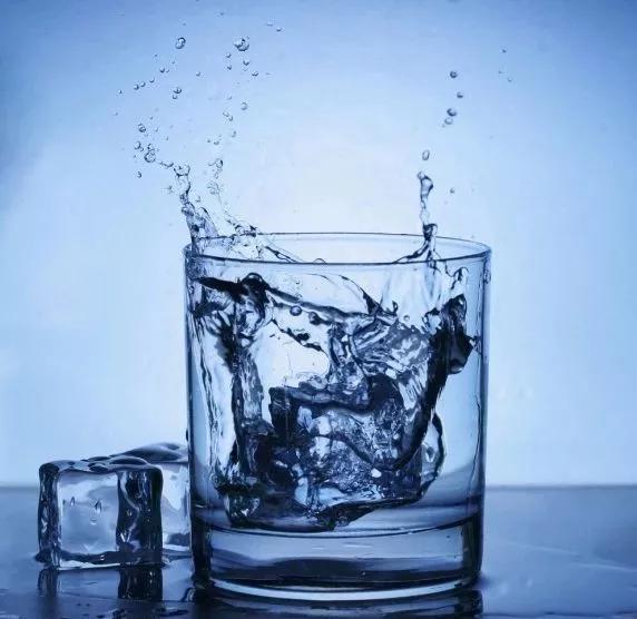 冰块透明的和白色的是怎么形成的,为什么饮品店的冰块这么贵