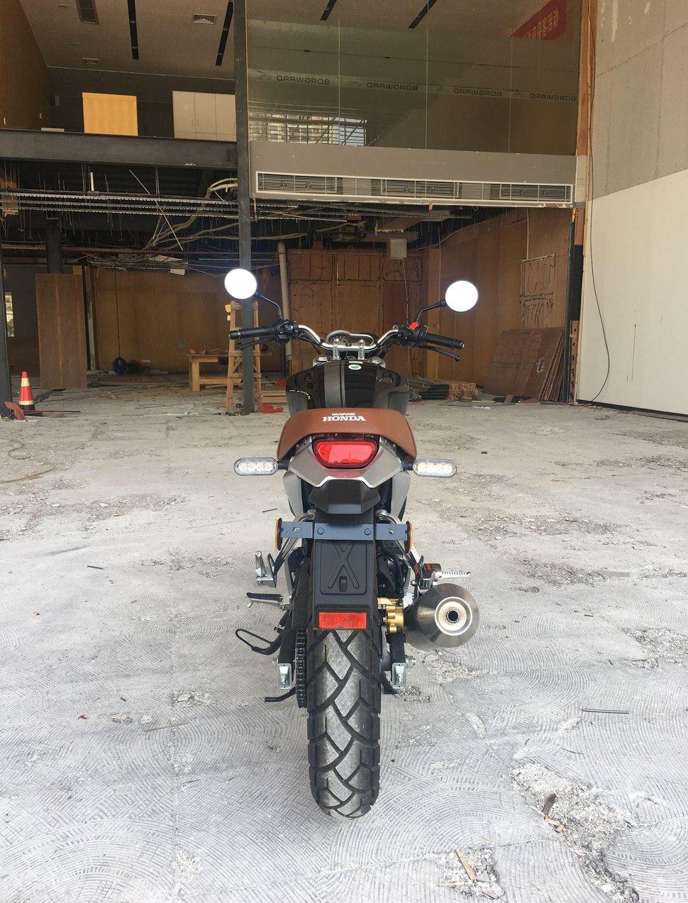 同事买了一辆日系车,同事买的摩托车