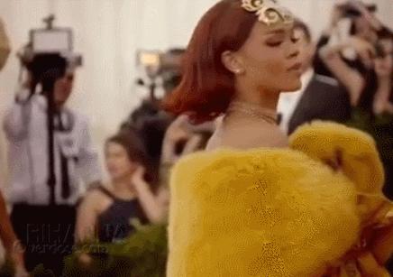 佩服！狂赚41亿成为全世界最富有的女歌手，蕾哈娜掘金手段一流