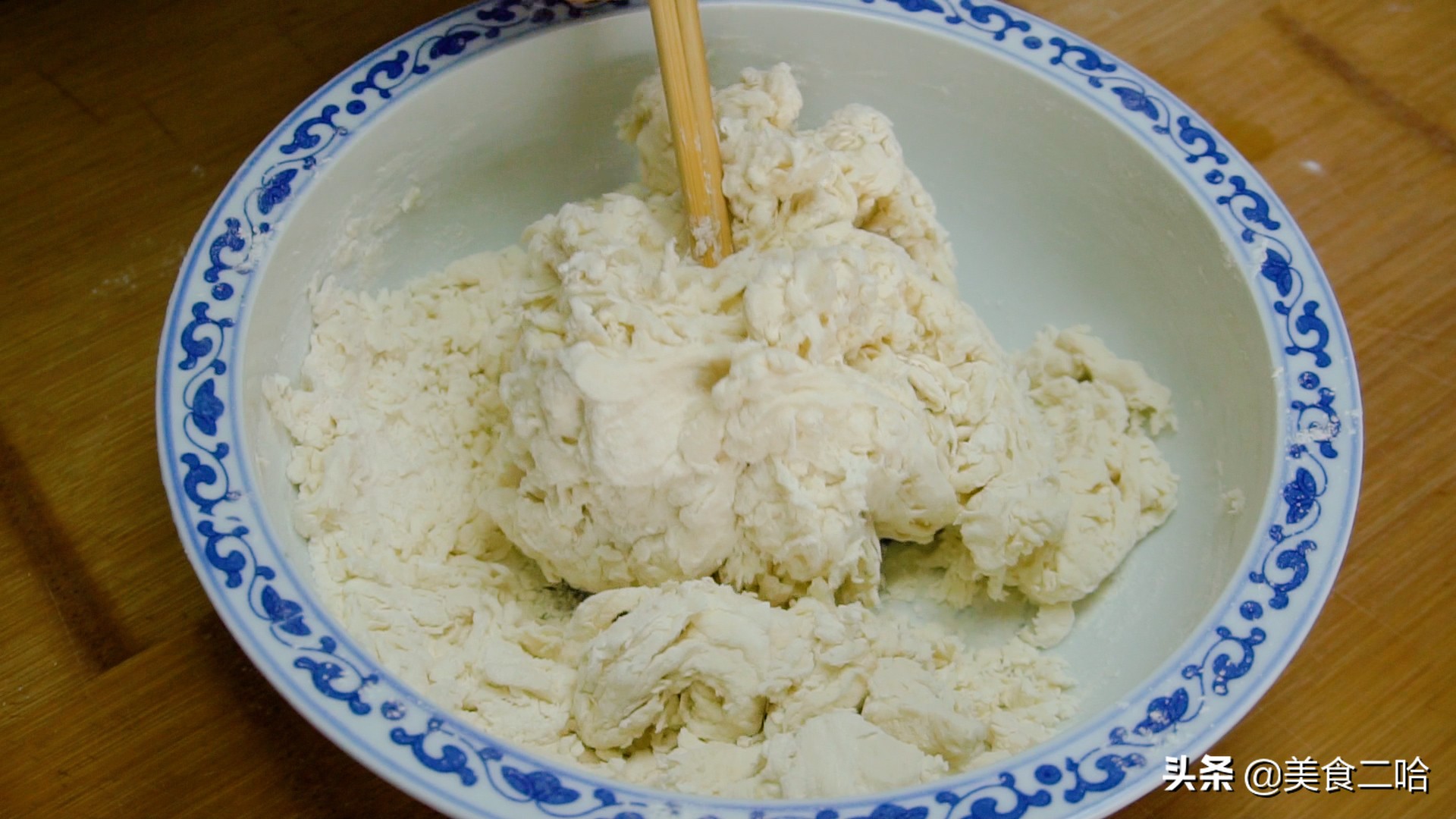 面点师饼皮酥脆的和面方法,面点师教你做油炸饼的视频教程