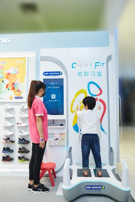 别人家的孩子陈天雨验脚买鞋成好奇宝宝