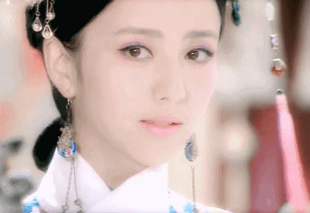 如果执着少女感、热衷话题度，佟丽娅的事业、口碑恐再难回到巅峰