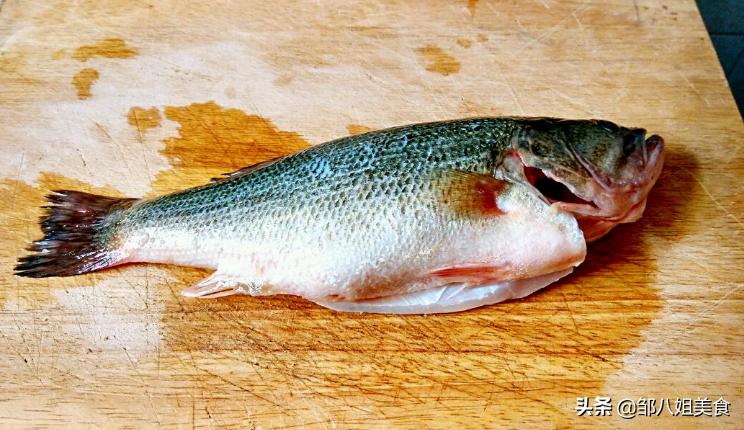 买鲈鱼的正确方法视频,如何挑选鲜活鲈鱼