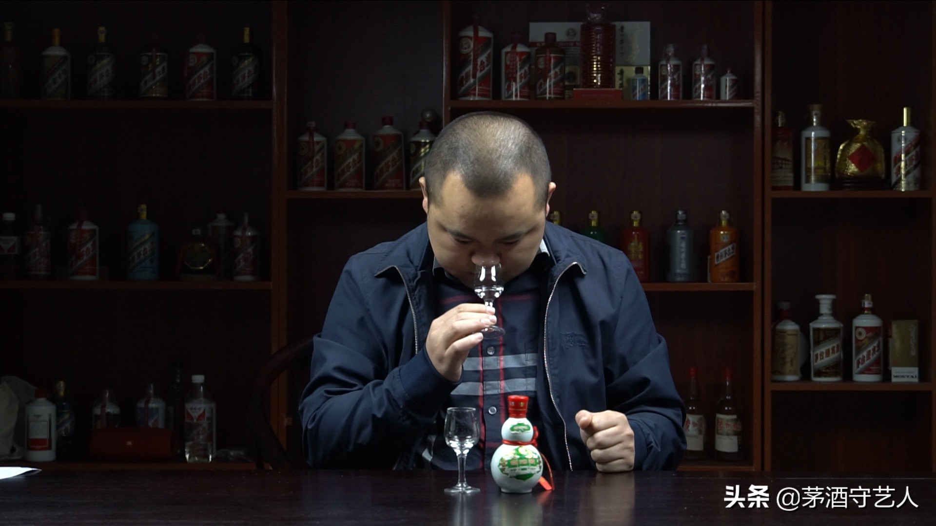 茅酒守艺人坛子酒,茅酒守艺人品酒鬼酒