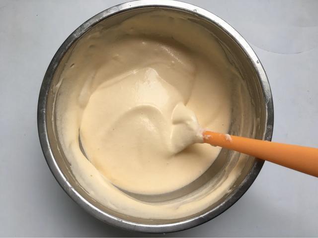 4个鸡蛋1碗面粉做松软可口蛋糕,用电饭煲2个鸡蛋做戚风蛋糕