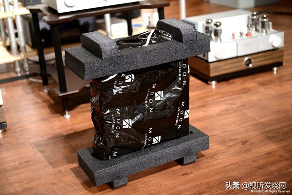 很强大!只要配上后级就OK:Moon390串流*放播**器/前级