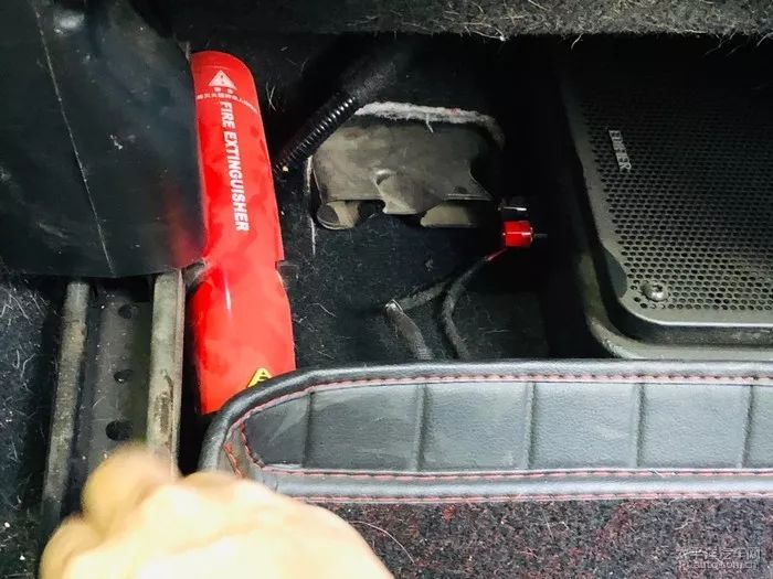 真皮座椅破了一点皮还在上面,汽车真皮座椅破了如何修复