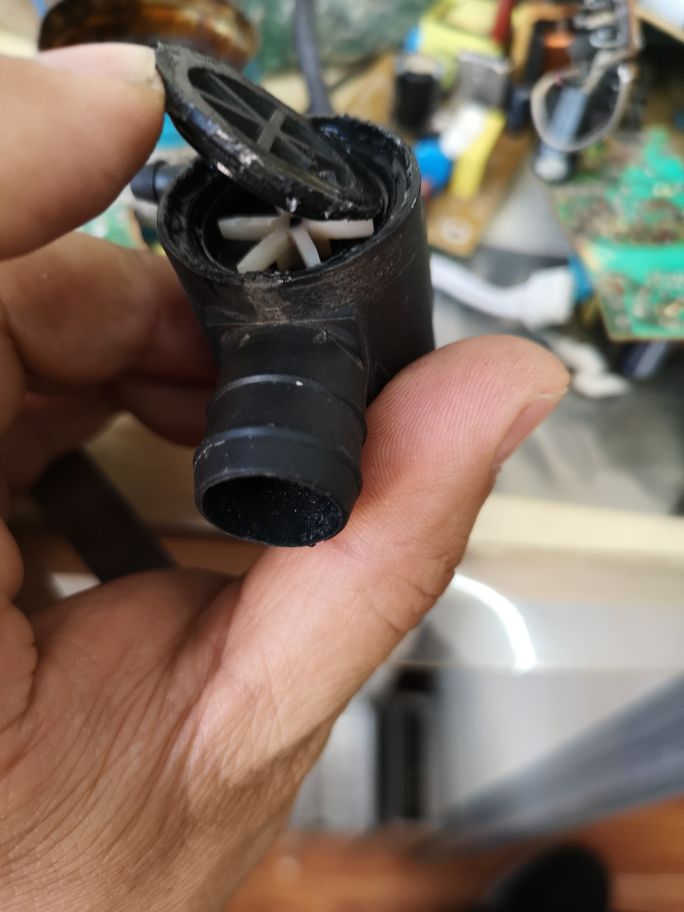 东风小康k02喷水壶电机卡死不转,继续维修