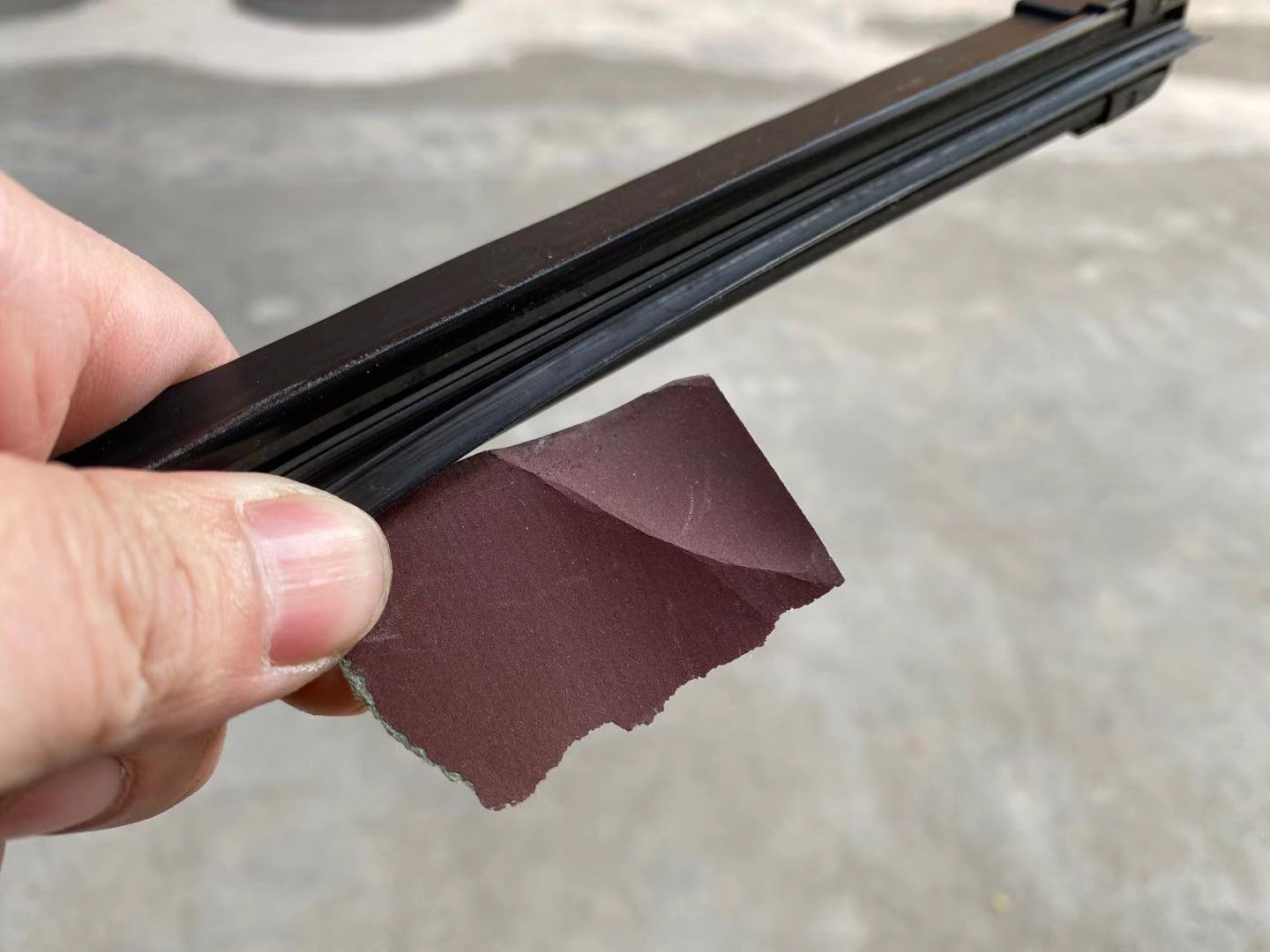 小方法解决雨刮异响,用沙子如何修复雨刮