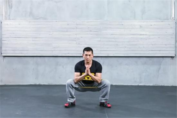 “诺必行婴宝”教你深蹲跳后大腿疼怎么办注意按摩放松