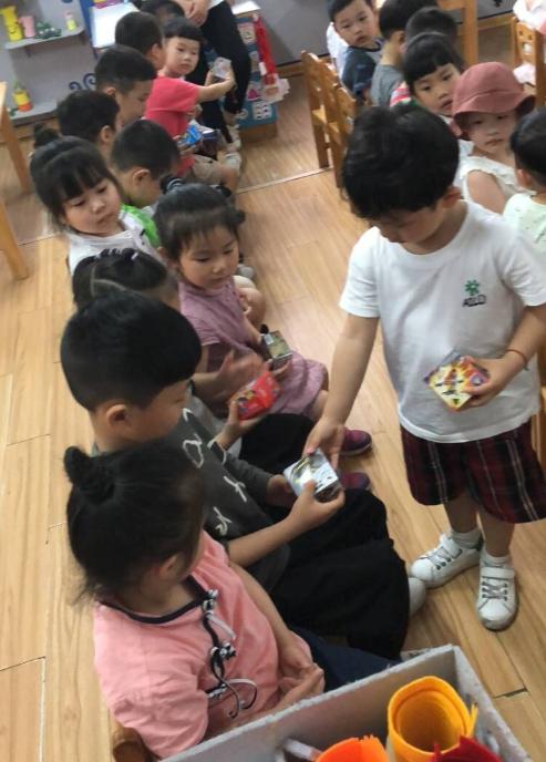 幼儿园盛行“分享礼物”，父母们却敢怒不敢言，是分享还是攀比？