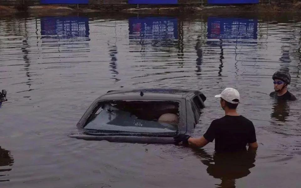 汽车落水的救命方法你一定要知道,汽车落水一招保命