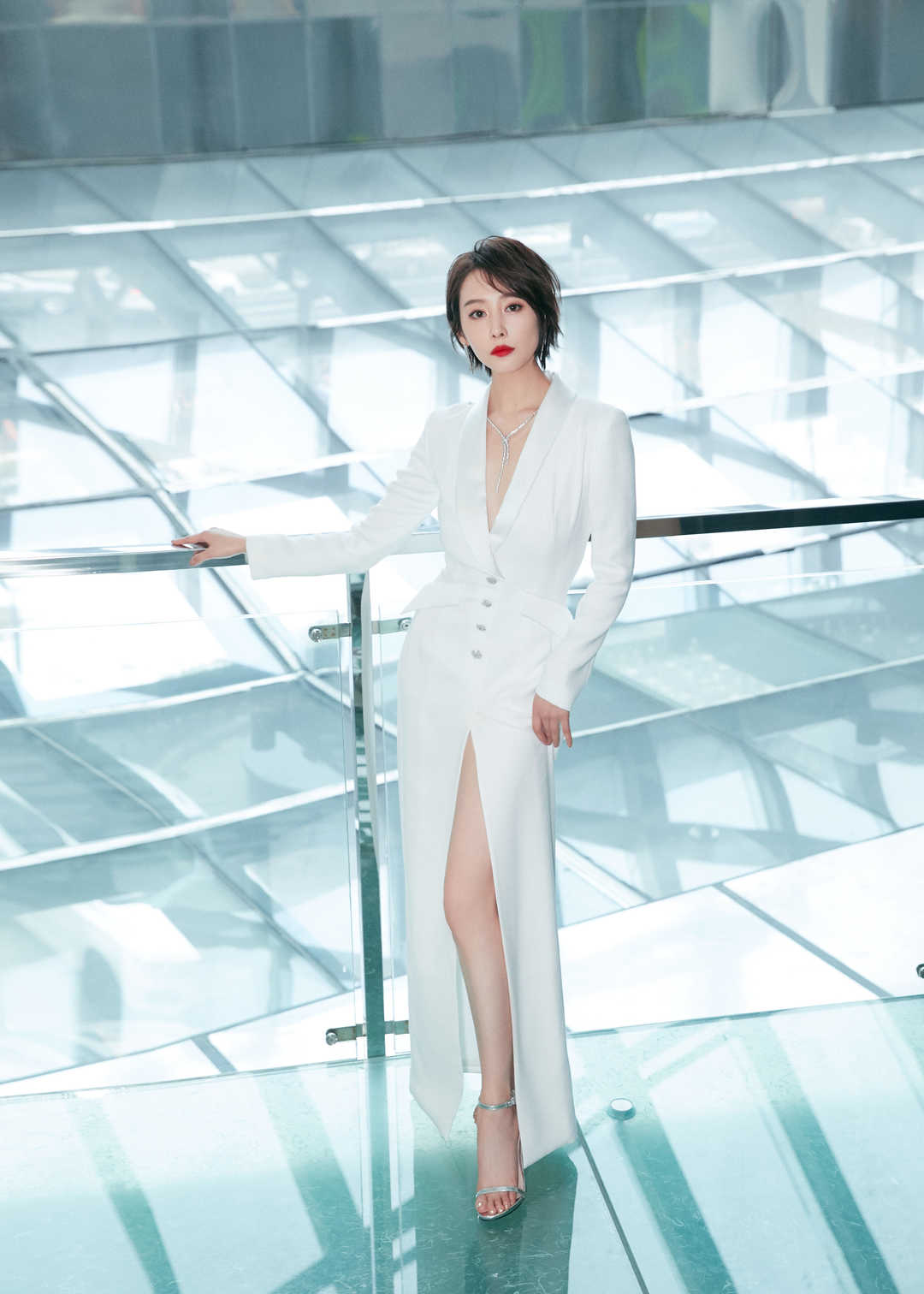 李纯惊艳的换短发,李纯短发大背头