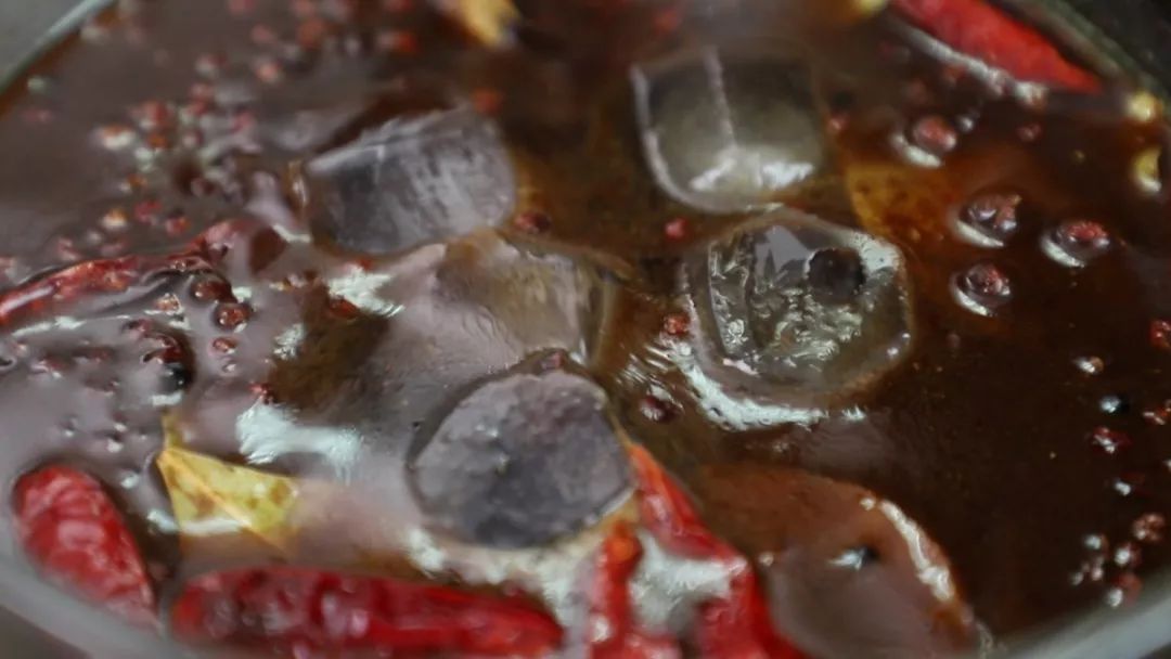 夏天适合出来吃小龙虾喝啤酒,夏天最重要的事喝啤酒吃小龙虾